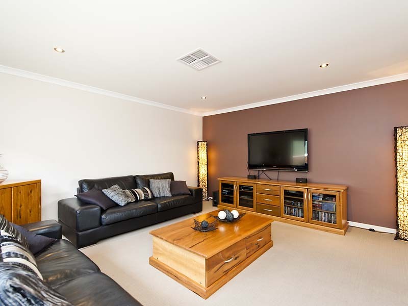 10 Barnden Road, Helena Valley WA 6056