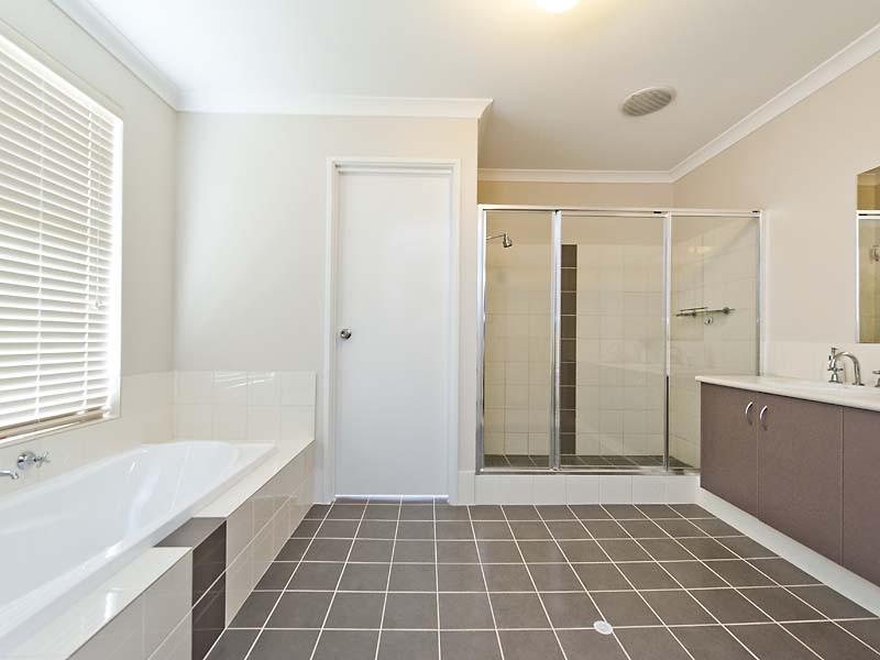 10 Barnden Road, Helena Valley WA 6056