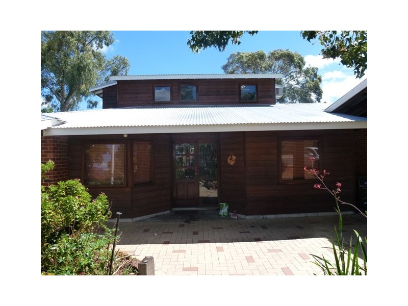 4 Castle Court, Forrestfield WA 6058