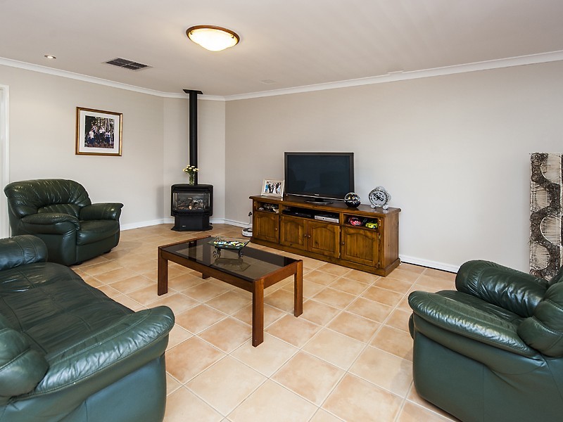 76 Lakeside Drive, Helena Valley WA 6056