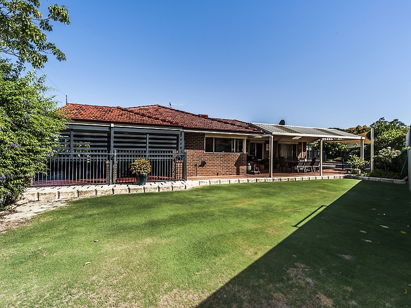 76 Lakeside Drive, Helena Valley WA 6056