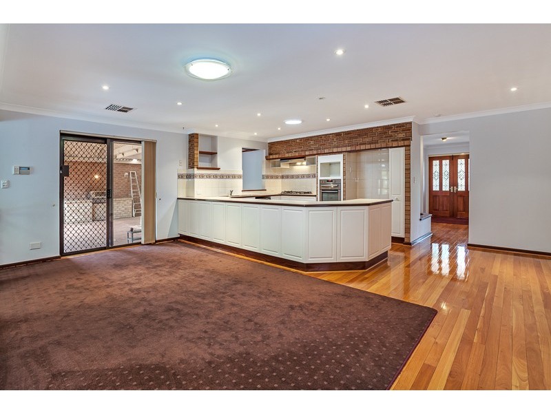 16 Hillock Circle, Leeming WA 6149