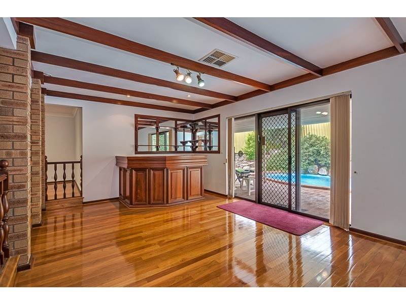 16 Hillock Circle, Leeming WA 6149