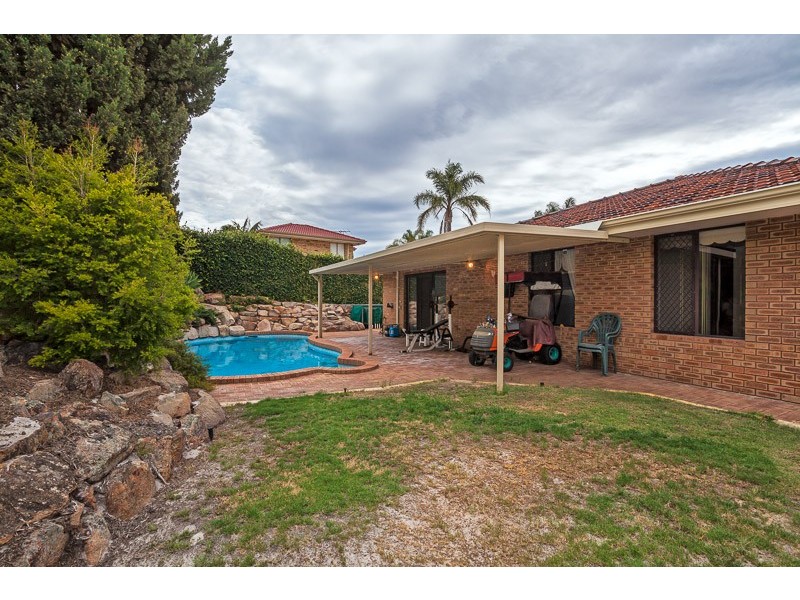 16 Hillock Circle, Leeming WA 6149