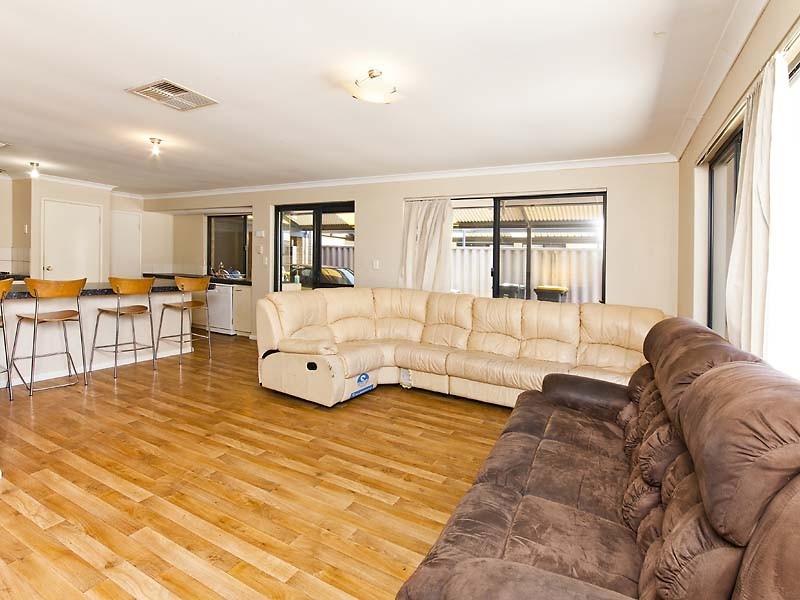 10 Narrier Close, South Guildford WA 6055