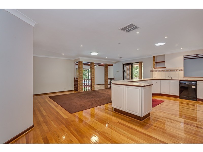 16 Hillock Circle, Leeming WA 6149