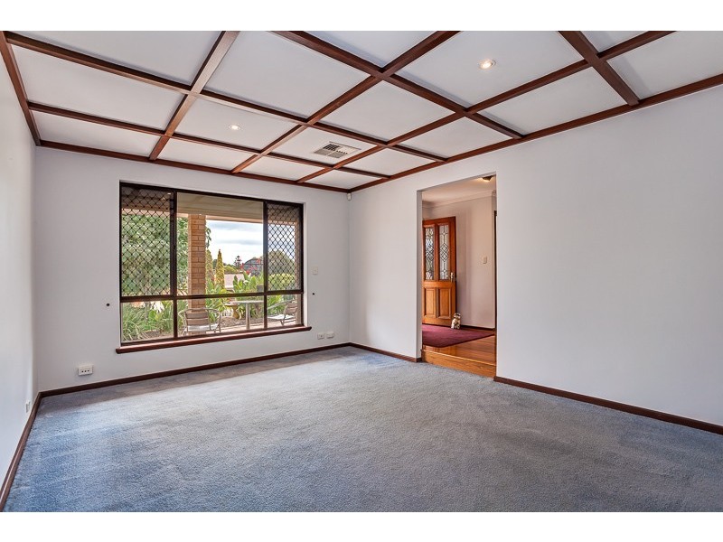 16 Hillock Circle, Leeming WA 6149