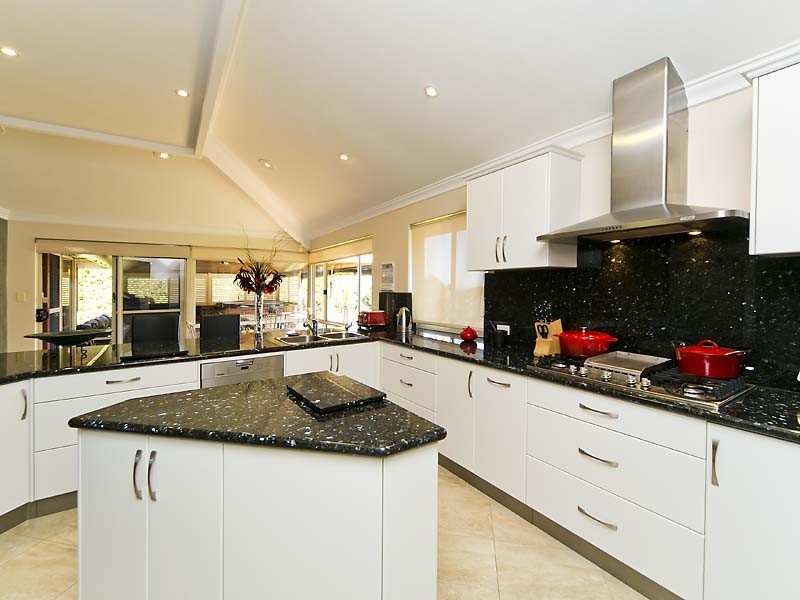 15 Mardolf Street, Lesmurdie WA 6076