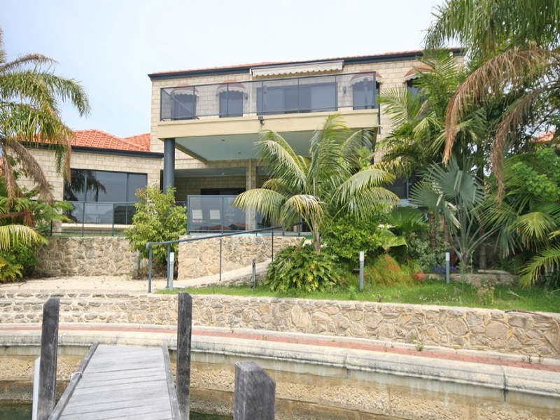 24 Santavea Mews, Halls Head WA 6210