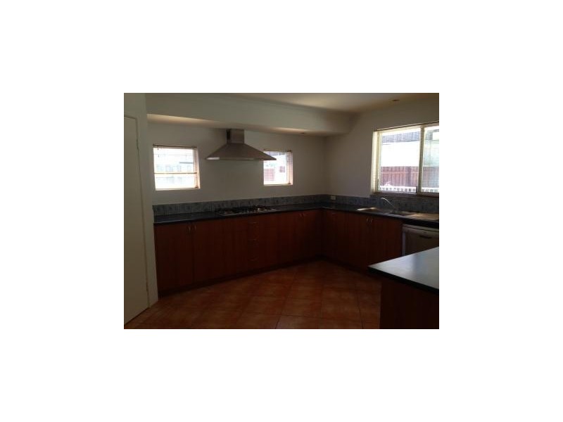 17 Hibbertia Follows, Halls Head WA 6210