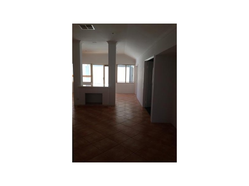 17 Hibbertia Follows, Halls Head WA 6210