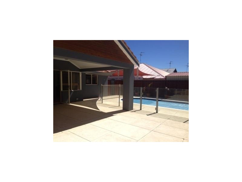 17 Hibbertia Follows, Halls Head WA 6210