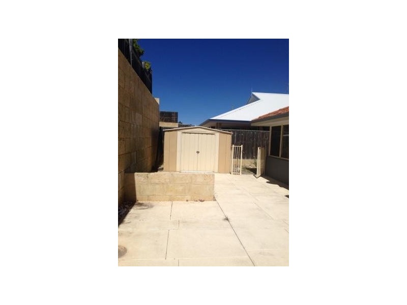 17 Hibbertia Follows, Halls Head WA 6210