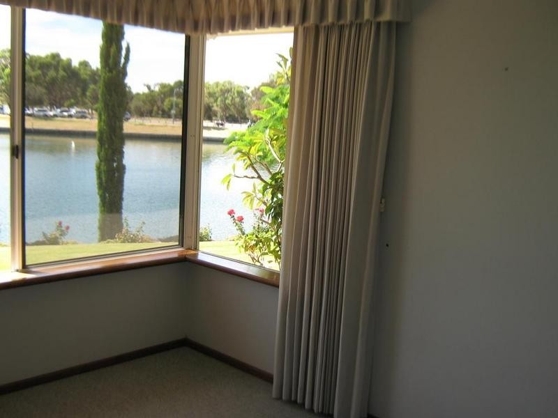 11 Warren Place, Dudley Park WA 6210