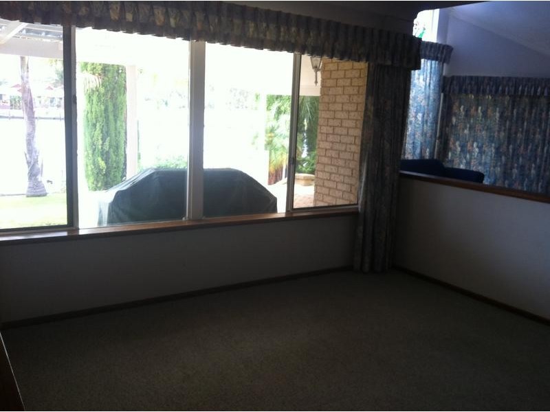 11 Warren Place, Dudley Park WA 6210