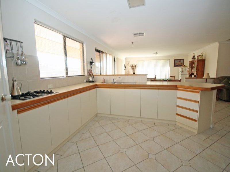 44 Paradise Circuit, Halls Head WA 6210