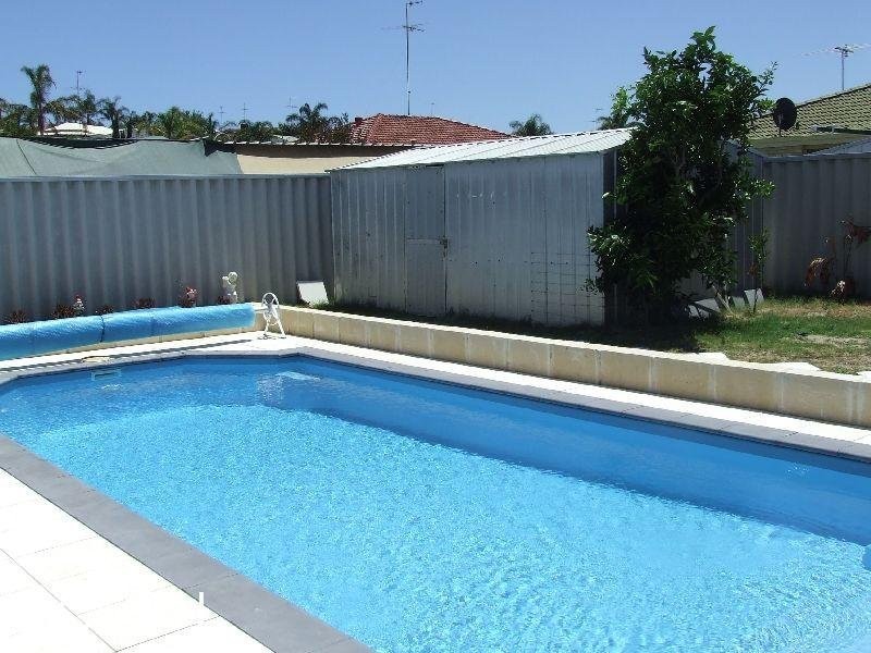 4 Lambourne Place, Halls Head WA 6210