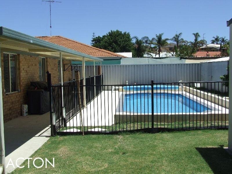 4 Lambourne Place, Halls Head WA 6210