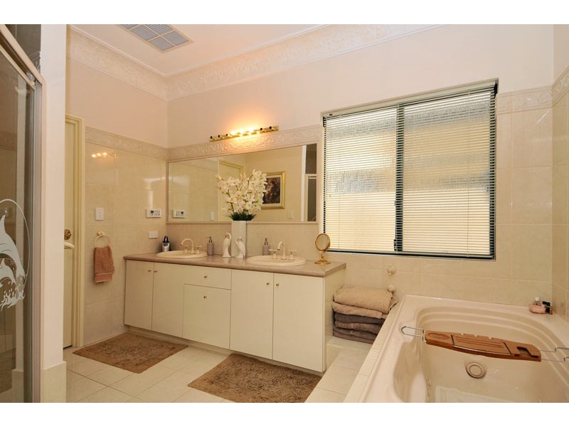 23 Finistere Island Retreat, Halls Head WA 6210