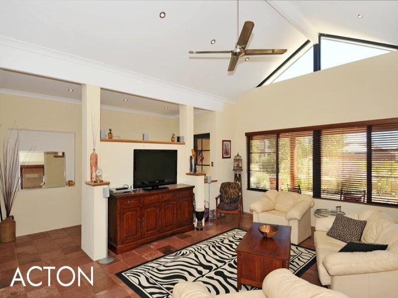 5 Black Swan View, Dudley Park WA 6210