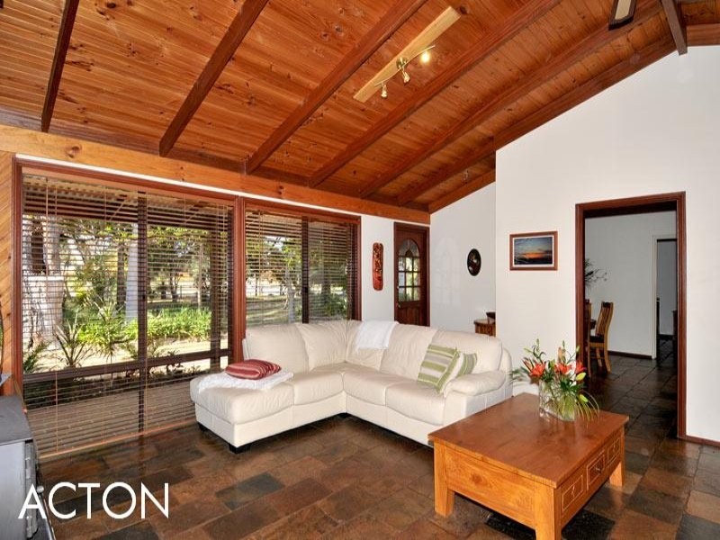 2 Nutbush Avenue, Falcon WA 6210