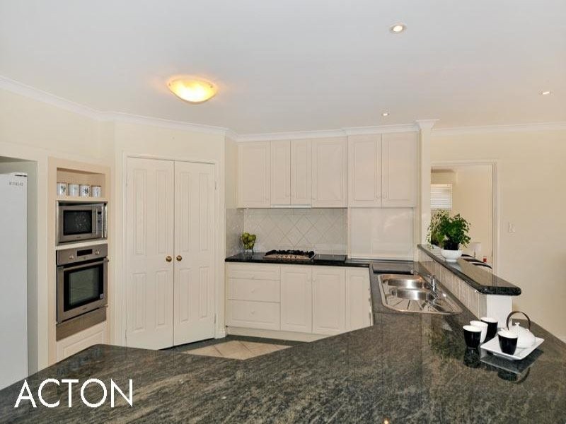21 Eunamara Retreat, Halls Head WA 6210