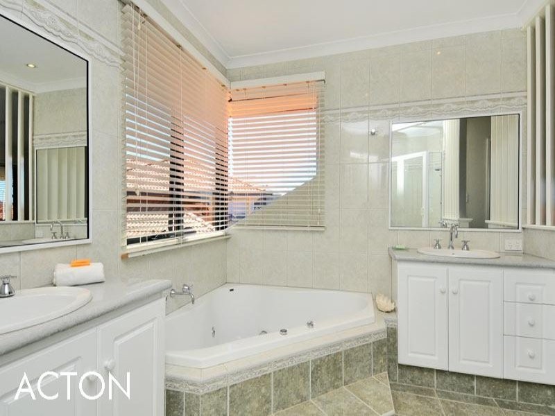 21 Eunamara Retreat, Halls Head WA 6210