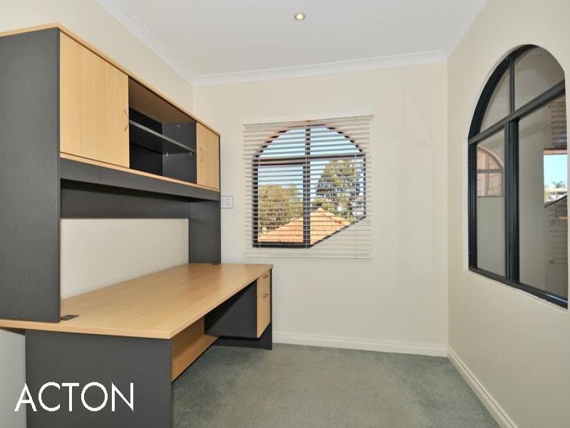 21 Eunamara Retreat, Halls Head WA 6210