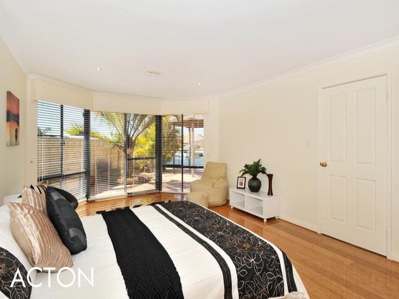 21 Eunamara Retreat, Halls Head WA 6210