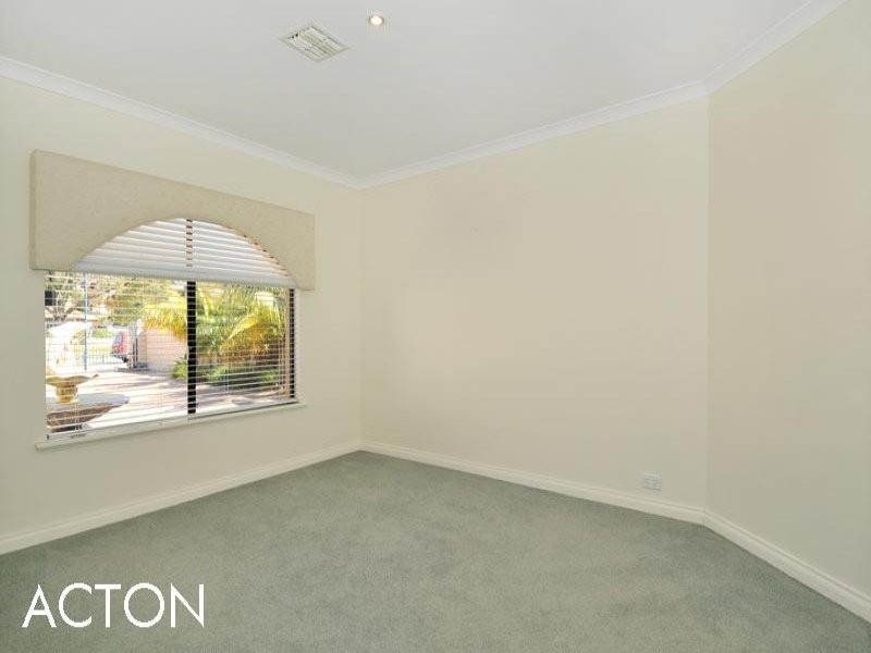 21 Eunamara Retreat, Halls Head WA 6210