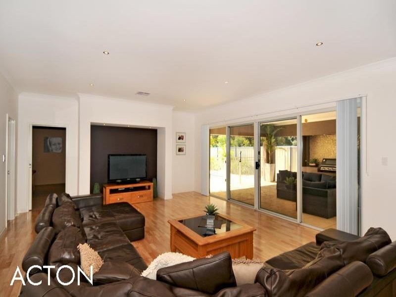 61 Camden Way, Meadow Springs WA 6210