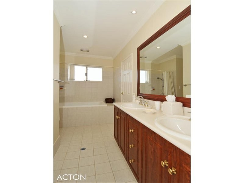 16 Baudin Way, Wannanup WA 6210