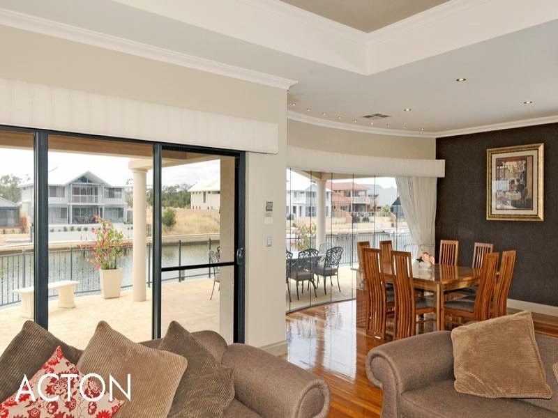 8 Brindabella Crescent, Halls Head WA 6210