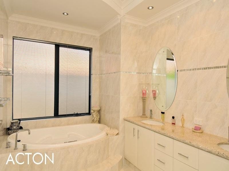 8 Brindabella Crescent, Halls Head WA 6210