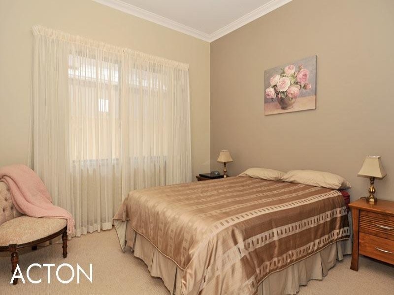 8 Brindabella Crescent, Halls Head WA 6210