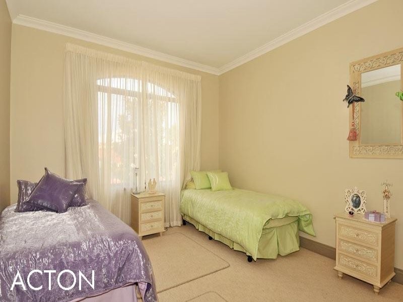 8 Brindabella Crescent, Halls Head WA 6210