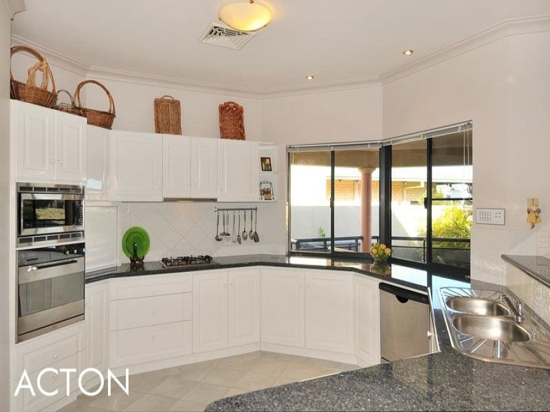 26 Picaroon Place, Halls Head WA 6210