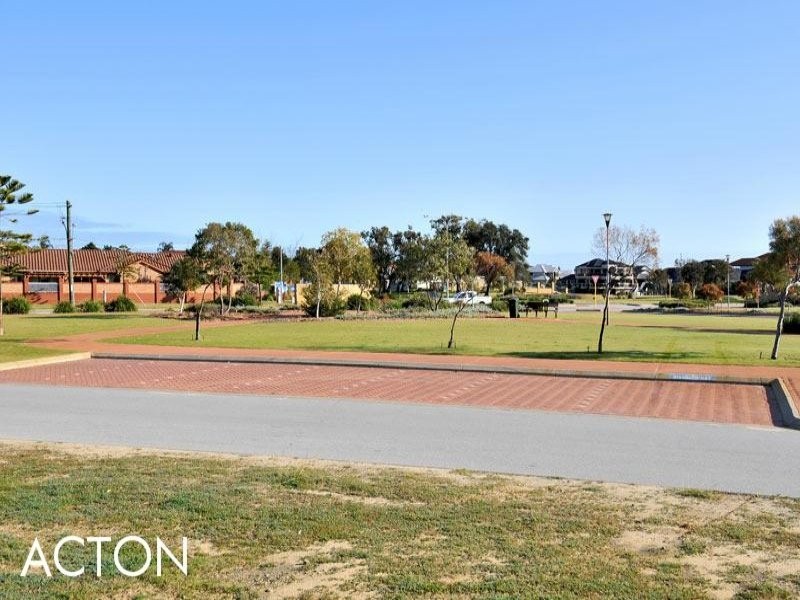 16 Syrenka Turn, Halls Head WA 6210
