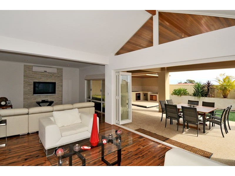 6 Nuchea Vista, Lakelands WA 6180