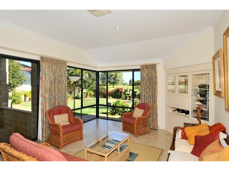 15 Fairborn Retreat, Meadow Springs WA 6210