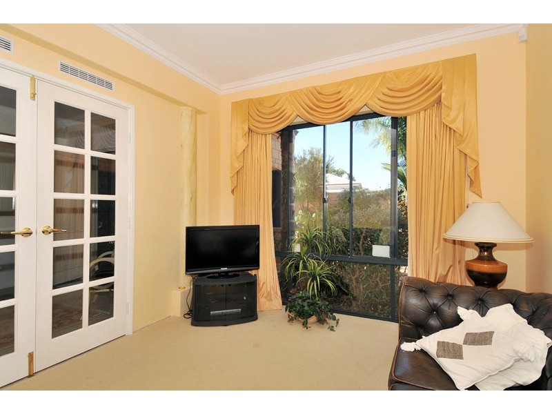 15 Fairborn Retreat, Meadow Springs WA 6210