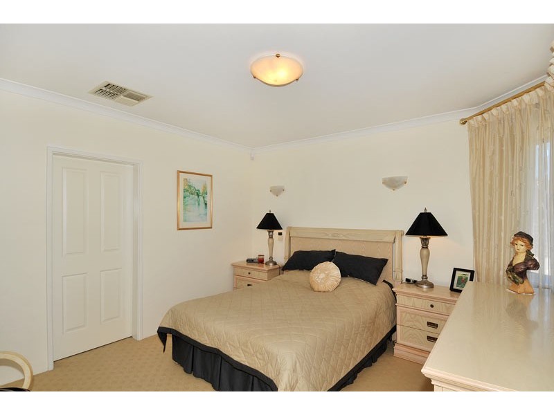 15 Fairborn Retreat, Meadow Springs WA 6210