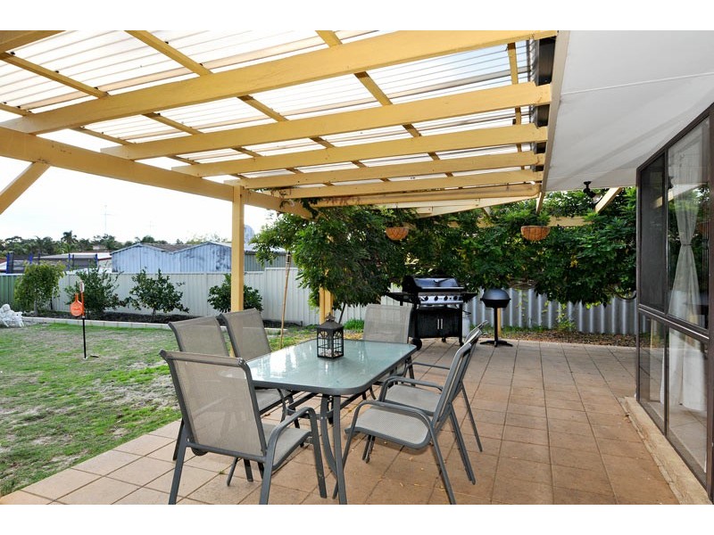 15 Wisteria Gardens, Halls Head WA 6210