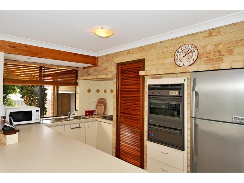 15 Wisteria Gardens, Halls Head WA 6210