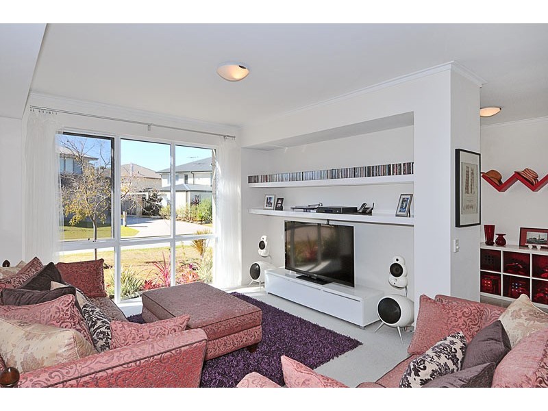 5 Whitley Place, Meadow Springs WA 6210