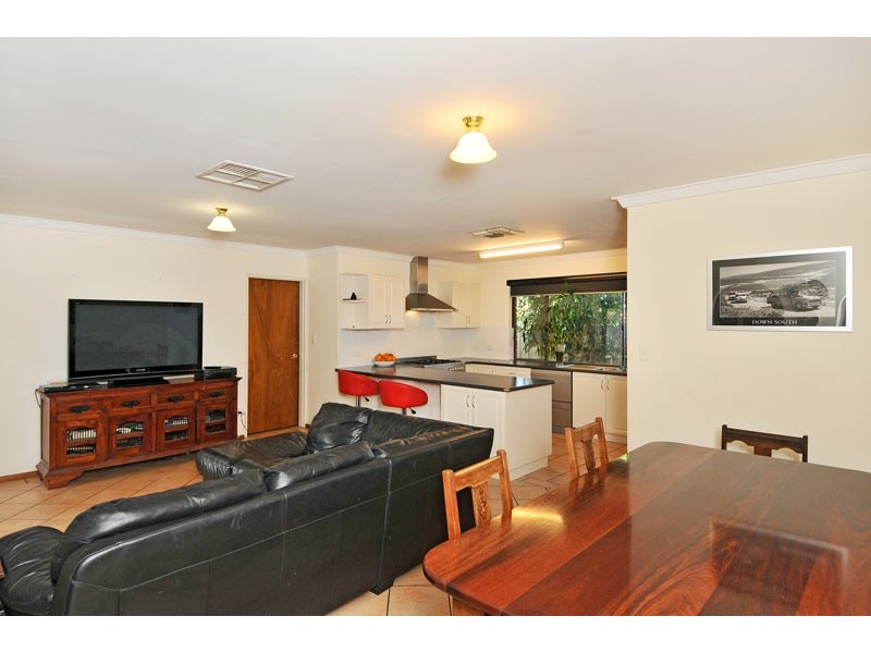 4 Agnew Place, Halls Head WA 6210