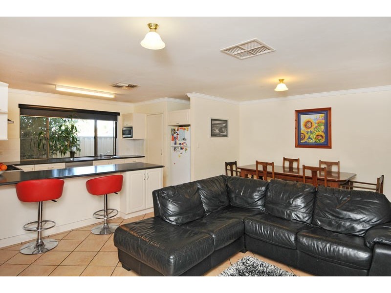 4 Agnew Place, Halls Head WA 6210