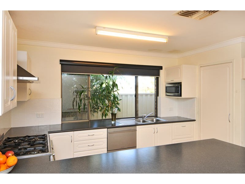 4 Agnew Place, Halls Head WA 6210