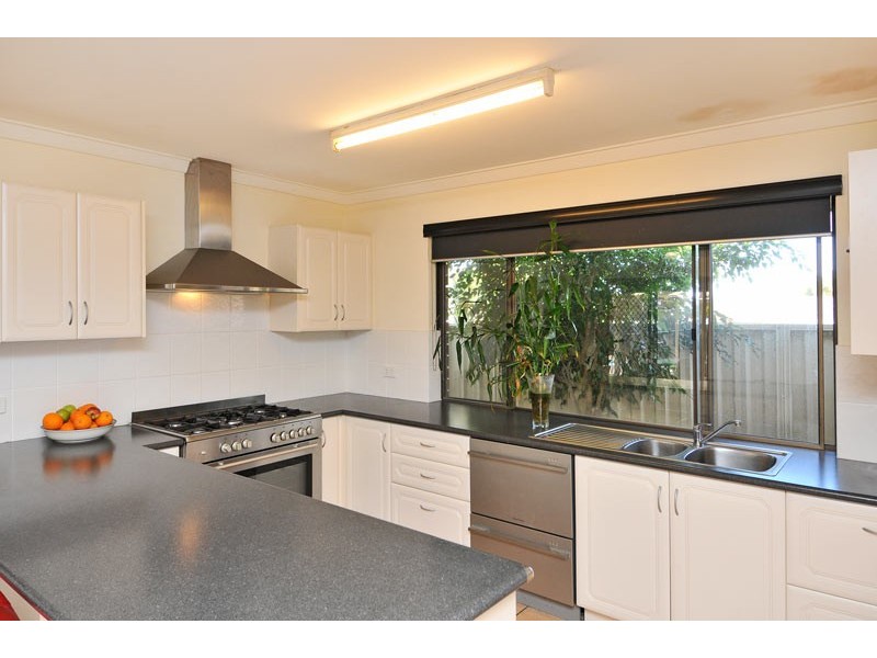 4 Agnew Place, Halls Head WA 6210