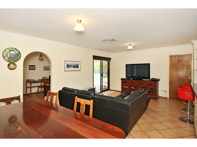 4 Agnew Place, Halls Head WA 6210
